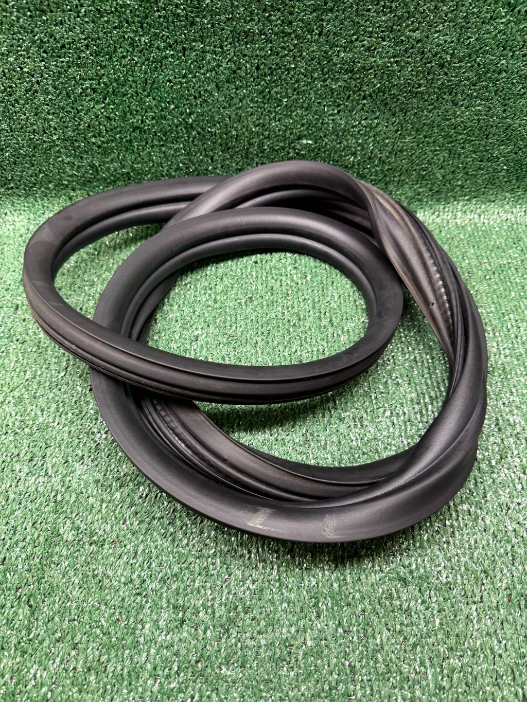 ♦️2020 - 2024 TESLA MODEL Y FRONT WEATHERSTRIP RUBBER SEAL OEM, 1497674-89-A