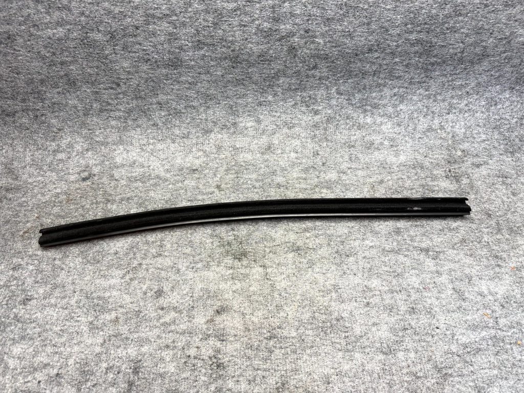 ♦️12-20 TESLA MODEL S REAR LEFT DOOR WINDOW WEATHERSTRIP SEAL OEM, 1038407-00-A
