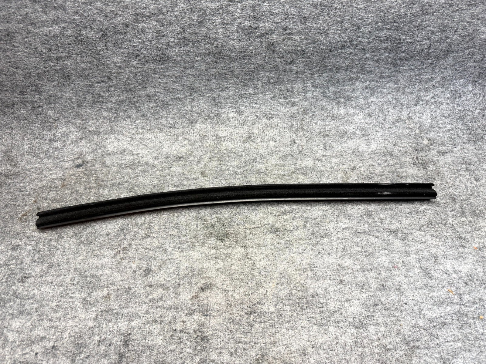 ♦️12-20 TESLA MODEL S REAR LEFT DOOR WINDOW WEATHERSTRIP SEAL OEM, 1038407-00-A