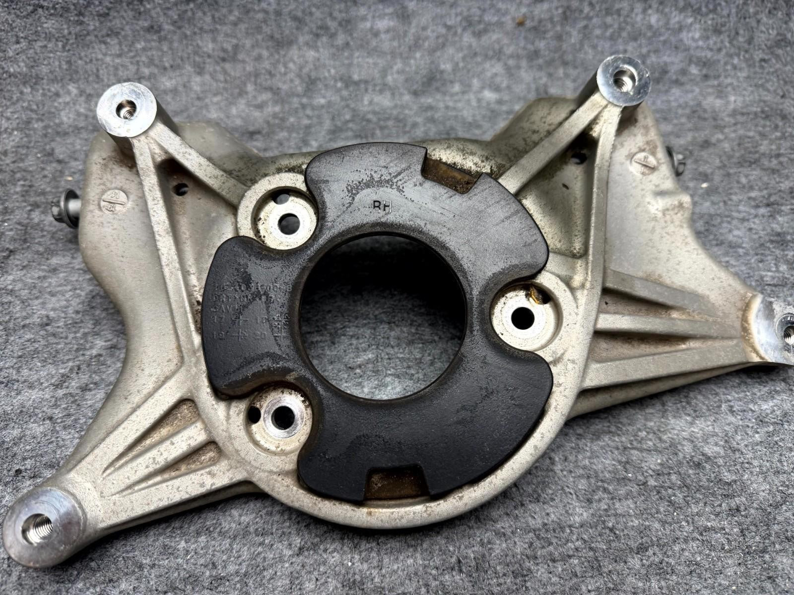 ♦️17 - 23 TESLA MODEL 3 FRONT RIGHT UPPER STRUT MOUNT BRACKET OEM, 1044037-00-C