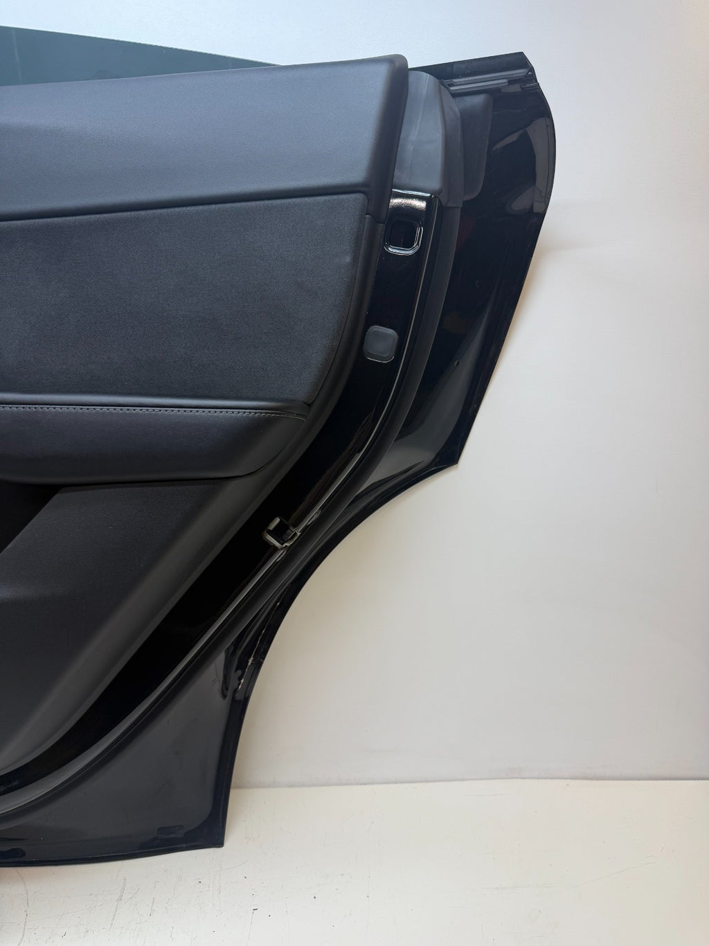 2016-2020 Tesla Model Y Rear Right Passenger Complete Door Assembly W/ Glass