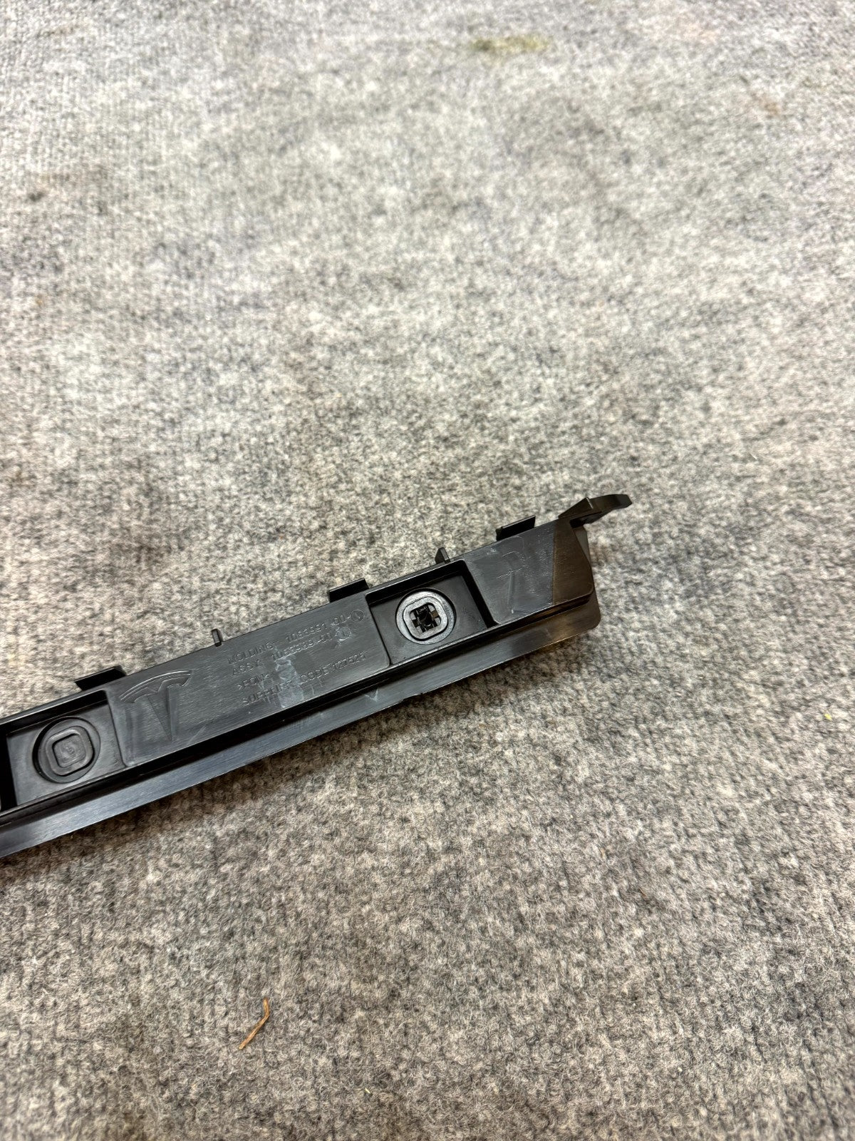 17-23 TESLA MODEL 3 REAR RIGHT BUMPER LOWER SUPPORT RETAINER OEM, 1083991-00-I