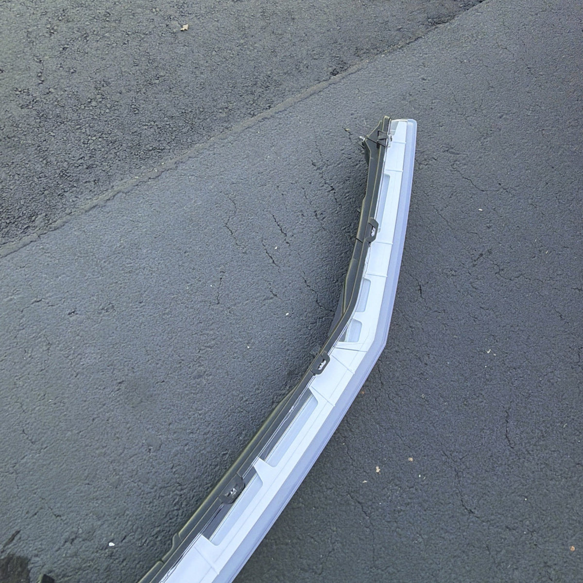 2024-2026 TESLA CYBERTRUCK FRONT CENTER DRL LIGHT LAMP BAR LED OEM 1806407-00-F