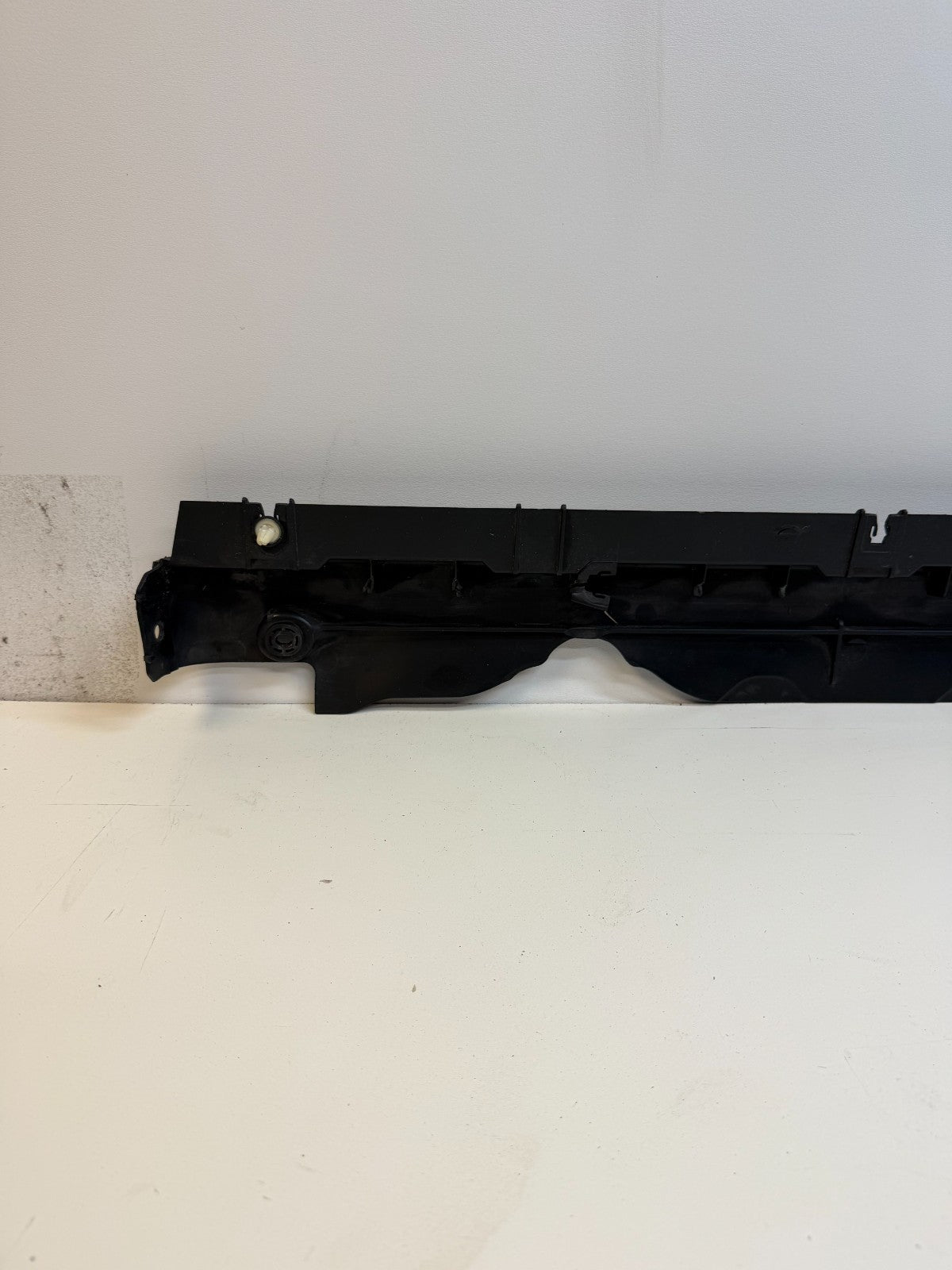 2020-24 TESLA MODEL Y RIGHT SIDE SKIRT ROCKER PANEL MOLDING CARRIER BRACKET