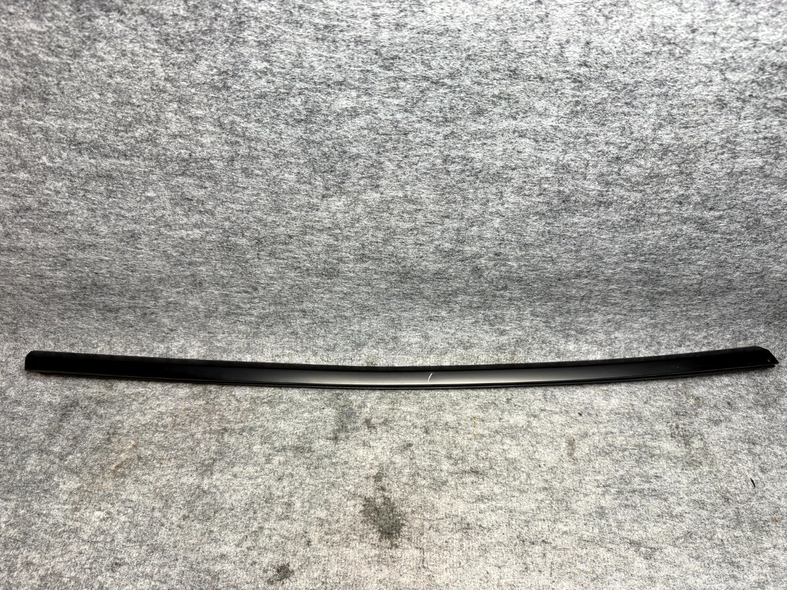 ♦️17-23 TESLA MODEL 3 FRONT RIGHT DOOR WINDOW OUTER BELT MOLDING OEM, 108068401I