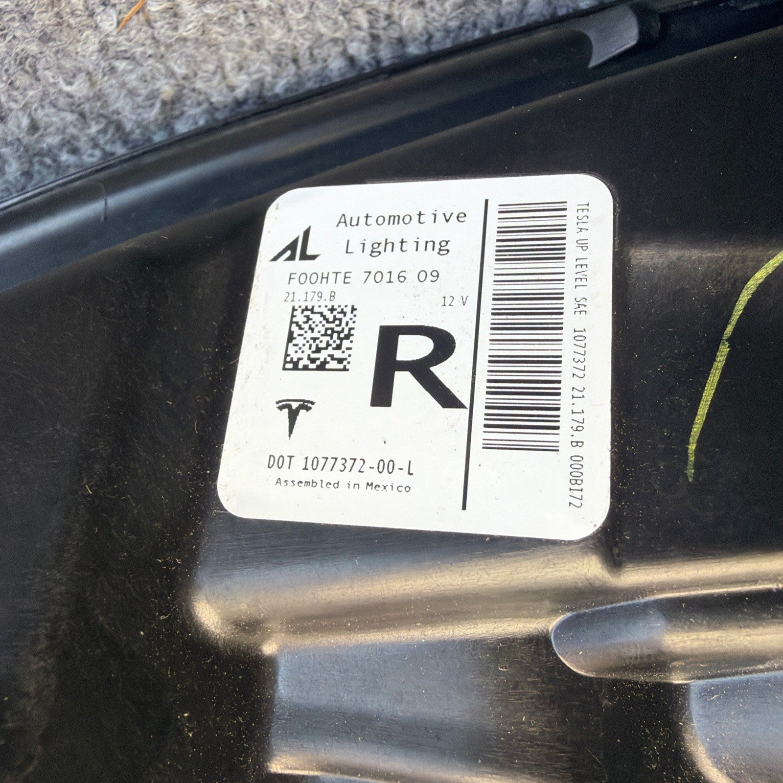 2017-2020 TESLA MODEL 3 HEADLIGHT RIGHT PASSENGER  1077372-00-L LED OEM