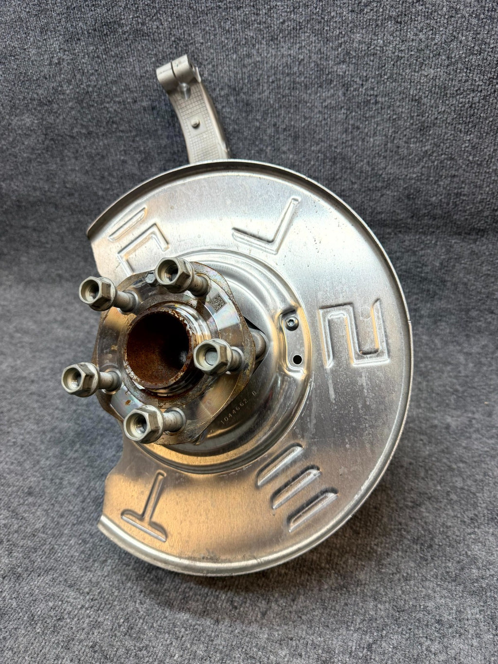 2020-2024 TESLA MODEL Y FRONT RIGHT SPINDLE KNUCKLE HUB & SHIELD OEM, 118831100F