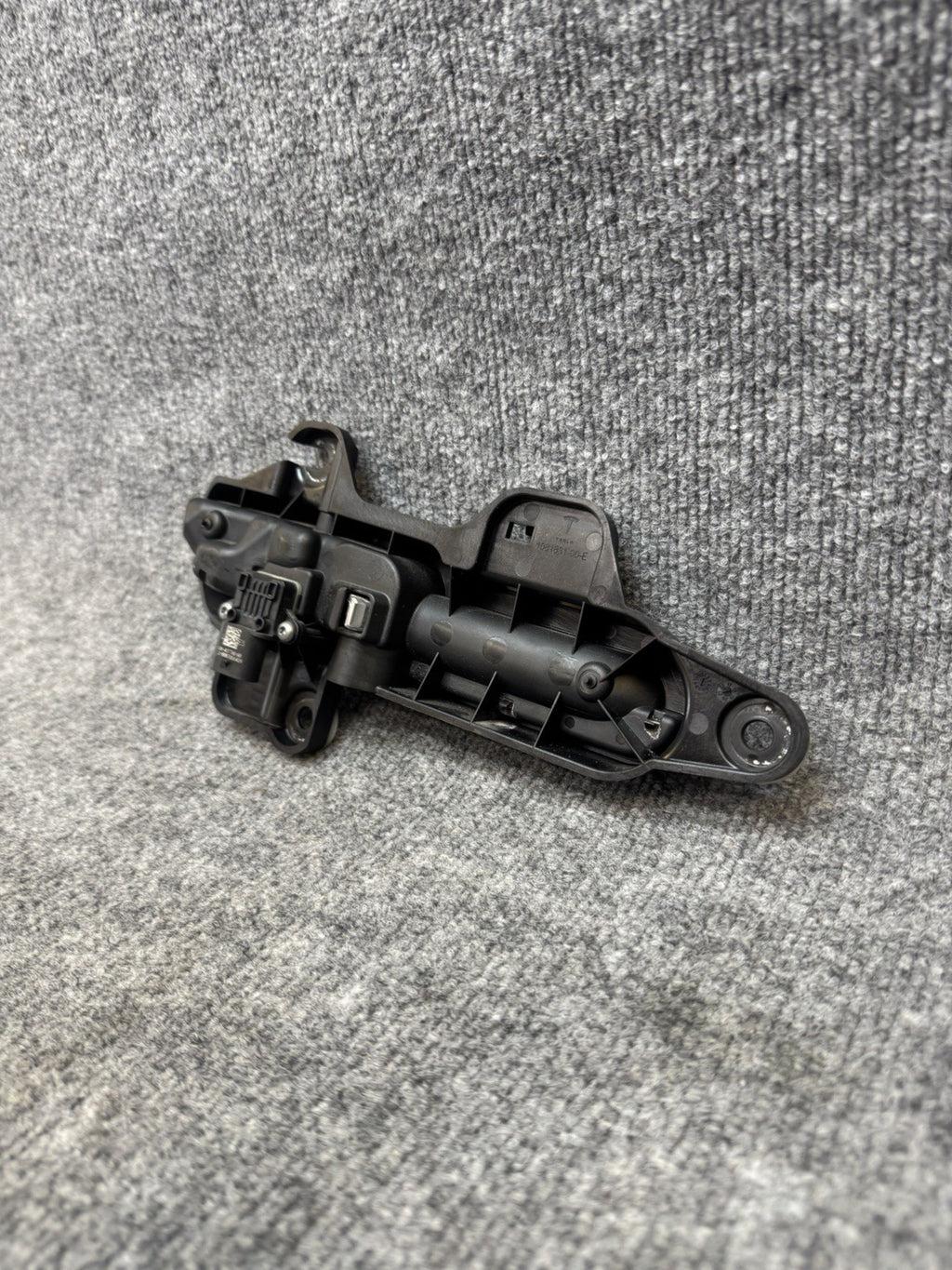 17-20 Tesla Model 3 Front = Rear Left Exterior Door Handle Outer 1081831-99-F