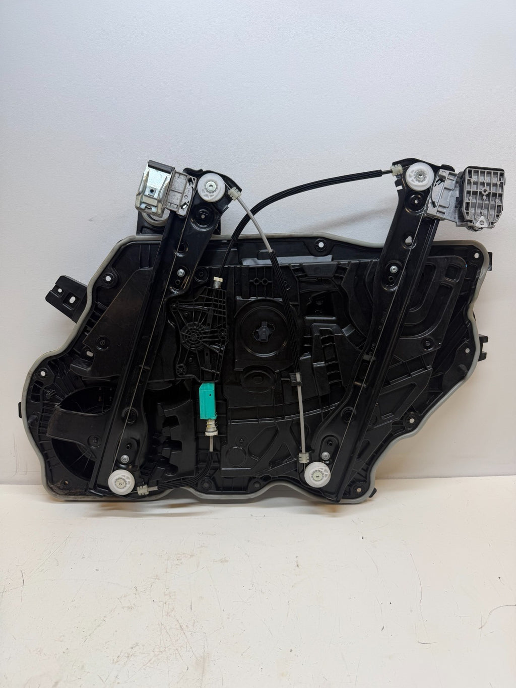 2020-2024 Tesla Model Y Front Left Window Regulator Motor Closeout 1495510-00-J
