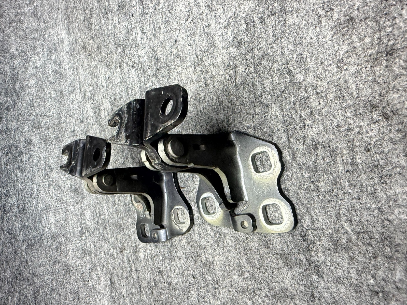 ♦️2017 – 2023 TESLA MODEL 3 FRONT LEFT DRIVER SIDE DOOR HINGE SET OEM, A046571