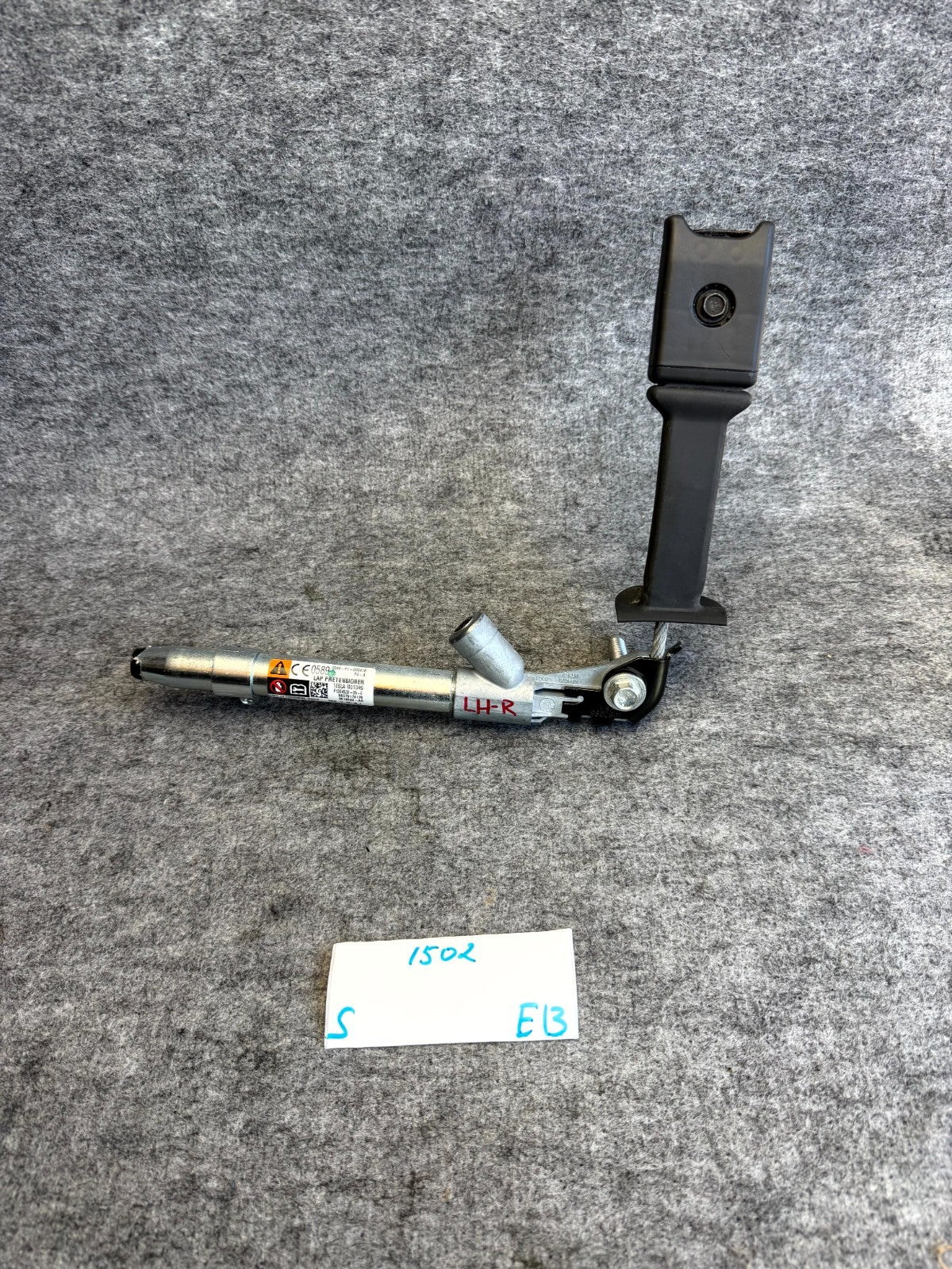 ♦️2016 - 2020 TESLA MODEL S FRONT LEFT SIDE SEAT BELT BUCKLE OEM, P1004532-05-F