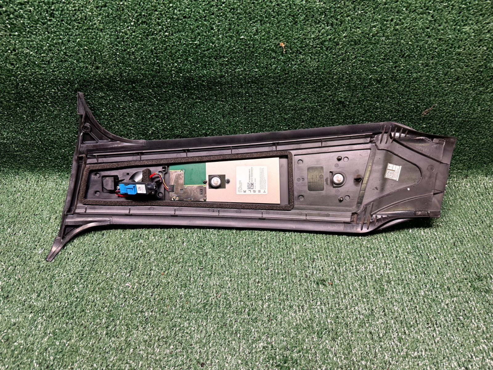 ♦️20 - 24 TESLA MODEL Y UPPER LEFT SIDE B PILLAR MOLDING TRIM OEM, 1516255-00-D