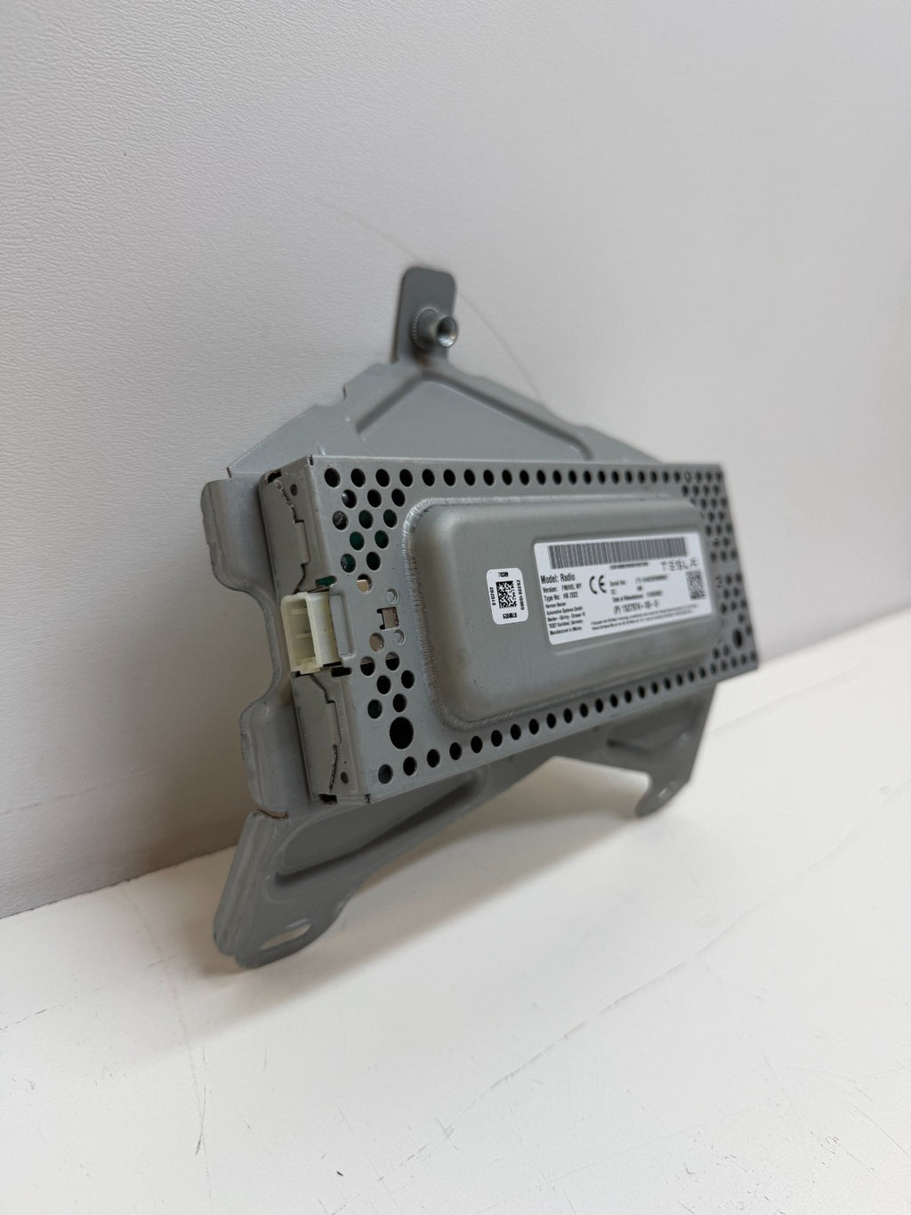 2020-2023 TESLA MODEL Y RADIO RECEIVER MODULE 1527974-00-D