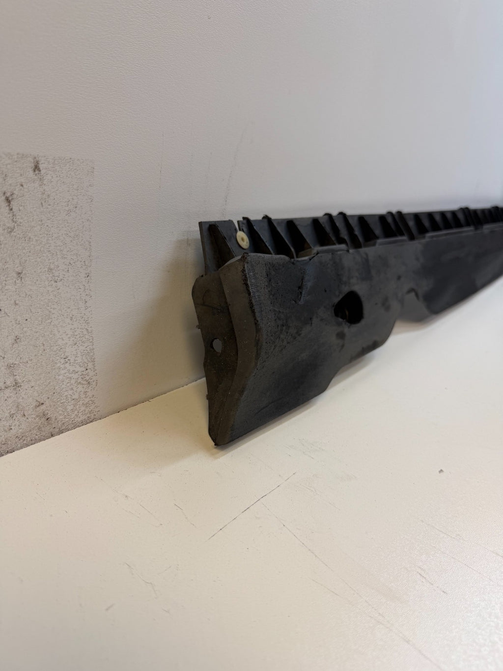 2020-24 TESLA MODEL Y RIGHT SIDE SKIRT ROCKER PANEL MOLDING CARRIER BRACKET