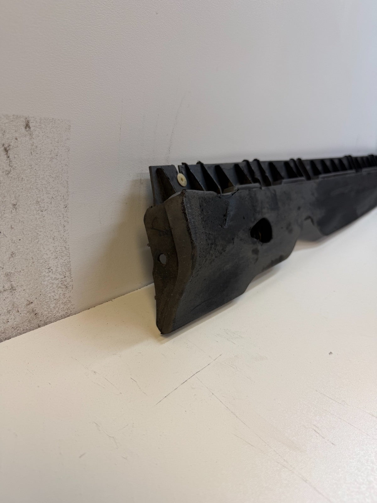 2020-24 TESLA MODEL Y RIGHT SIDE SKIRT ROCKER PANEL MOLDING CARRIER BRACKET