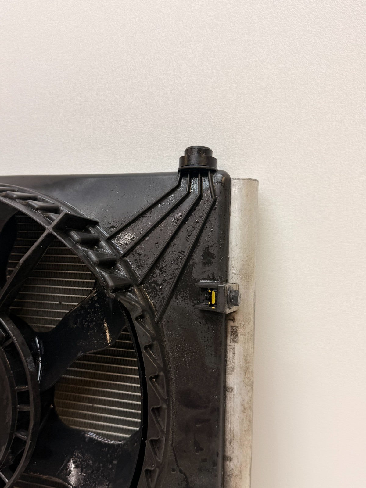 2012-2020 TESLA MODEL S RIGHT COOLING FAN SHROUD W/ CONDENCER 6008357-00-F