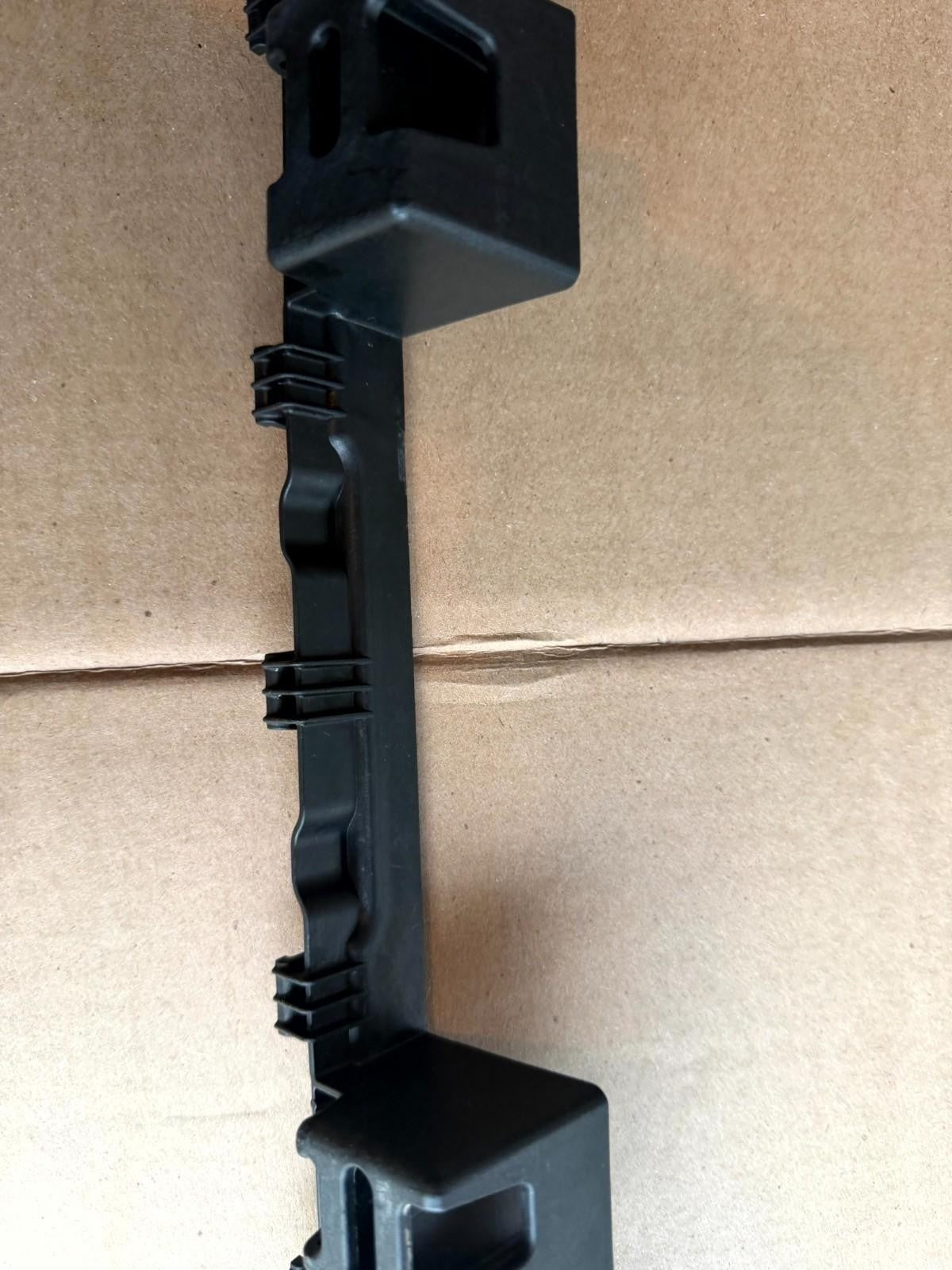 ♦️16-23 TESLA MODEL X REAR RIGHT DOOR LATCH LOWER COVER BRACKET OEM 1053726-00-B