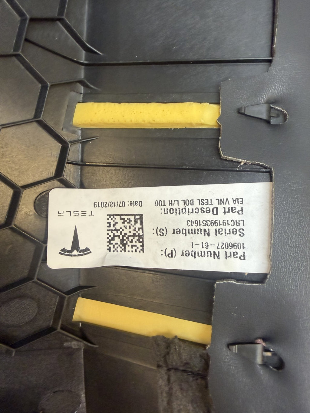 2020 - 2024 TESLA MODEL Y REAR LEFT SIDE SEAT BOLSTER CUSHION OEM, 1096027-61-I