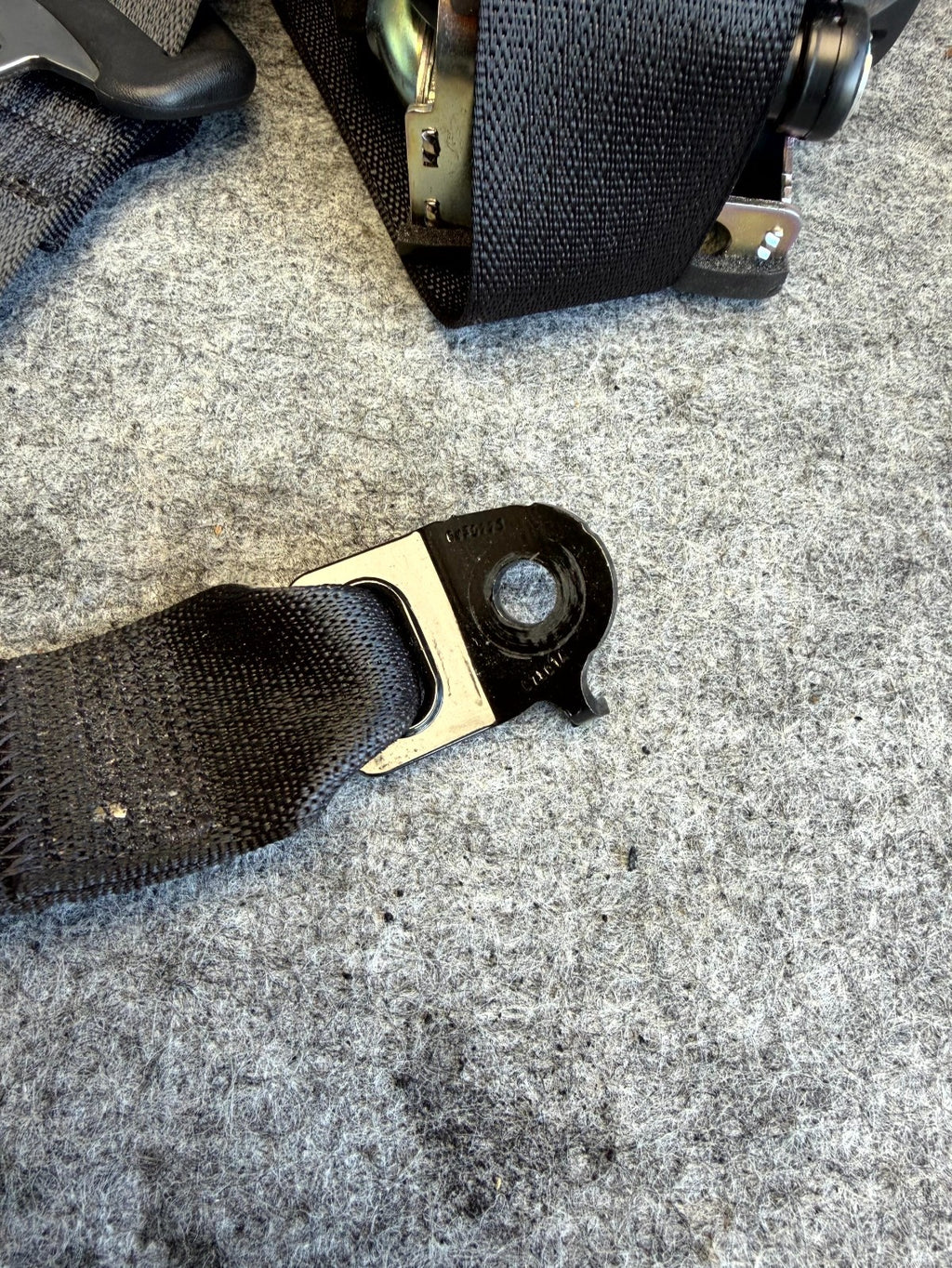 ♦️17-23 TESLA MODEL 3 REAR LEFT OR RIGHT SEAT BELT RETRACTOR OEM, 1081281-01-G