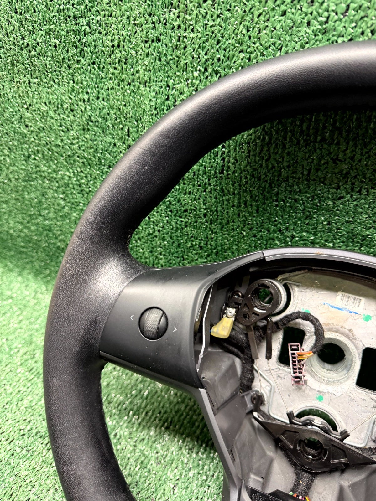 ♦️2020-2025 TESLA MODEL Y LEFT SIDE STEERING WHEEL LEATHER OEM, 1490214-00-B