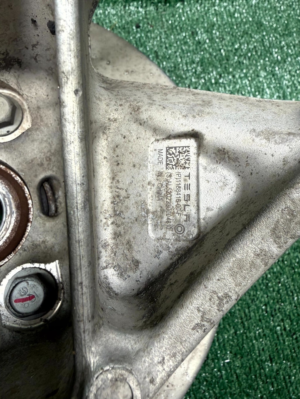 ♦️2020-2024 TESLA MODEL Y REAR RIGHT SIDE KNUCKLE SPINDLE HUB OEM, 1188416-00-F