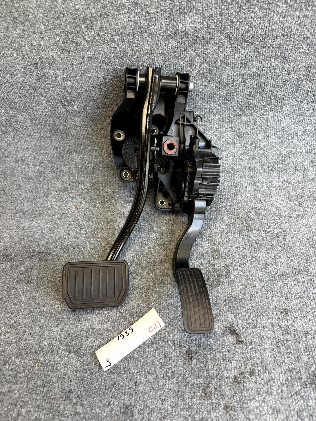 2017-2023 TESLA MODEL 3 ACCELERATOR & BRAKE PEDAL SET ASSEMBLY OEM, 1044691-00-D