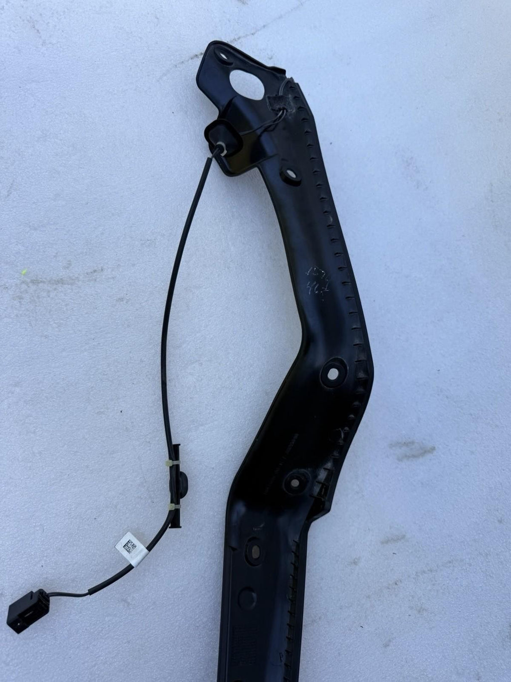 ♦️2016-2020 TESLA MODEL X REAR RIGHT DOOR PINCH SENSOR CARRIER OEM, 1041595-00-E