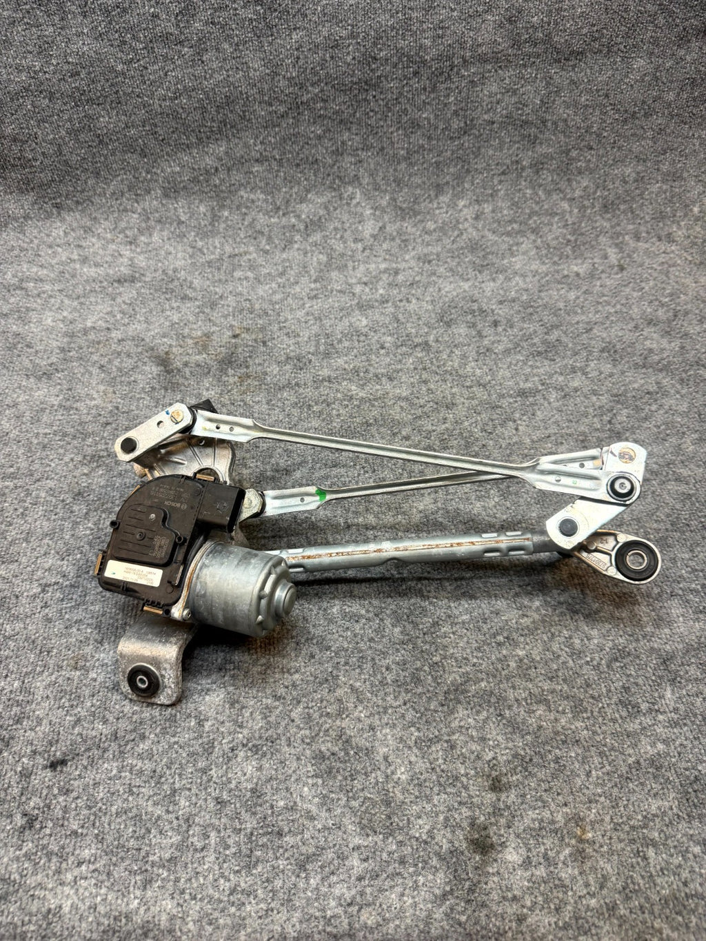 2020-2024 TESLA MODEL Y FRONT WINDSHIELD WIPER LINKAGE W/MOTOR OEM, 1658936-00-A