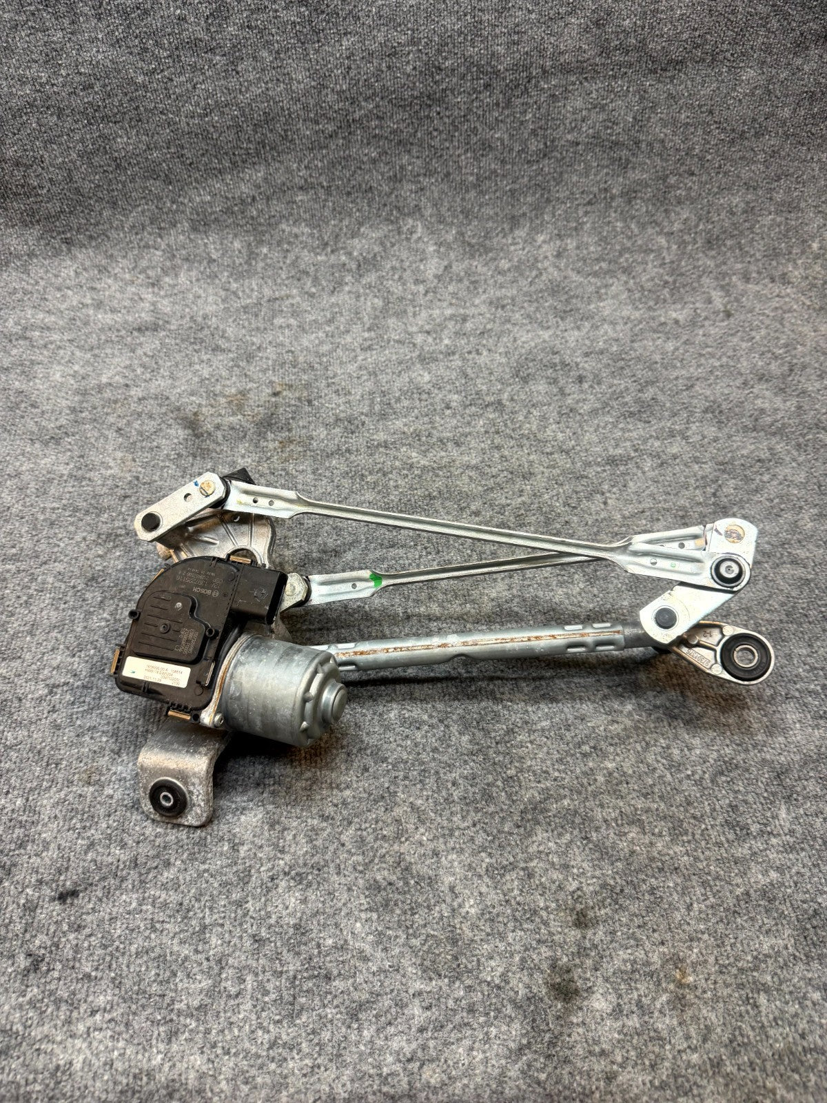 2020-2024 TESLA MODEL Y FRONT WINDSHIELD WIPER LINKAGE W/MOTOR OEM, 1658936-00-A