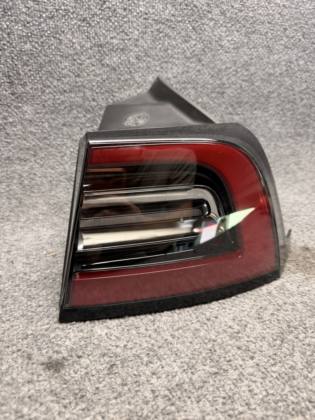 2021-2024 TESLA MODEL 3/Y RIGHT SIDE  TAIL LIGHT USED OEM (1502087-00-D) 4 Pin