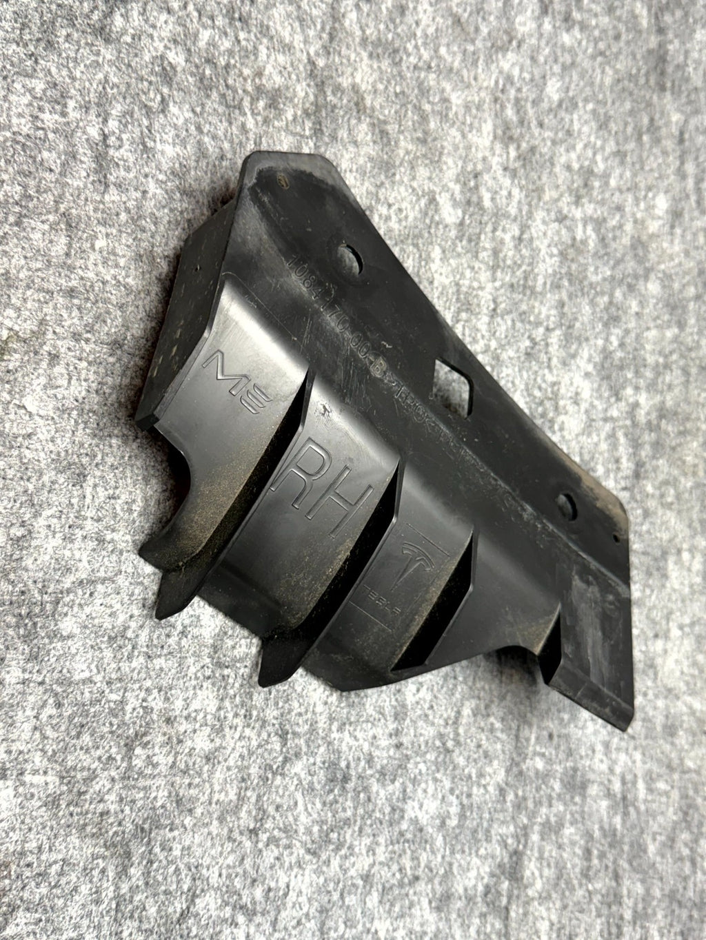 ♦️17-23 TESLA MODEL 3 FRONT RIGHT UPPER BUMPER SUPPORT BRACKET OEM, 1084170-00-B
