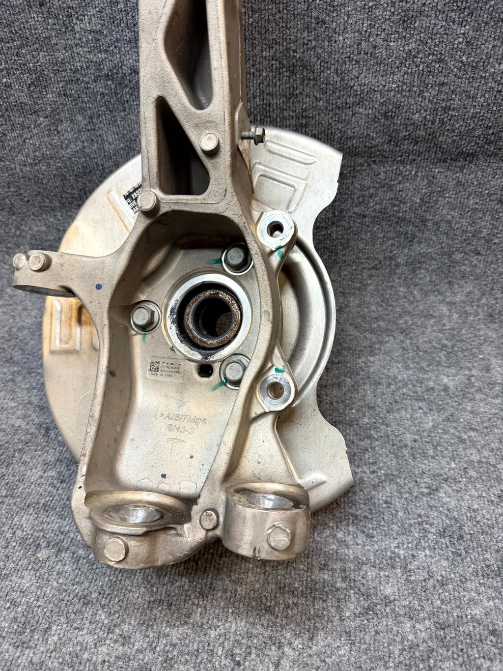 2020-2024 TESLA MODEL Y FRONT RIGHT SPINDLE KNUCKLE HUB & SHIELD OEM, 118831600E