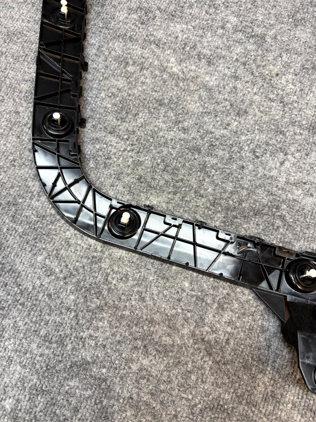 2020-2024 TESLA MODEL Y REAR LEFT SIDE BUMPER RETAINER BRACKET OEM, 1494036-00-A