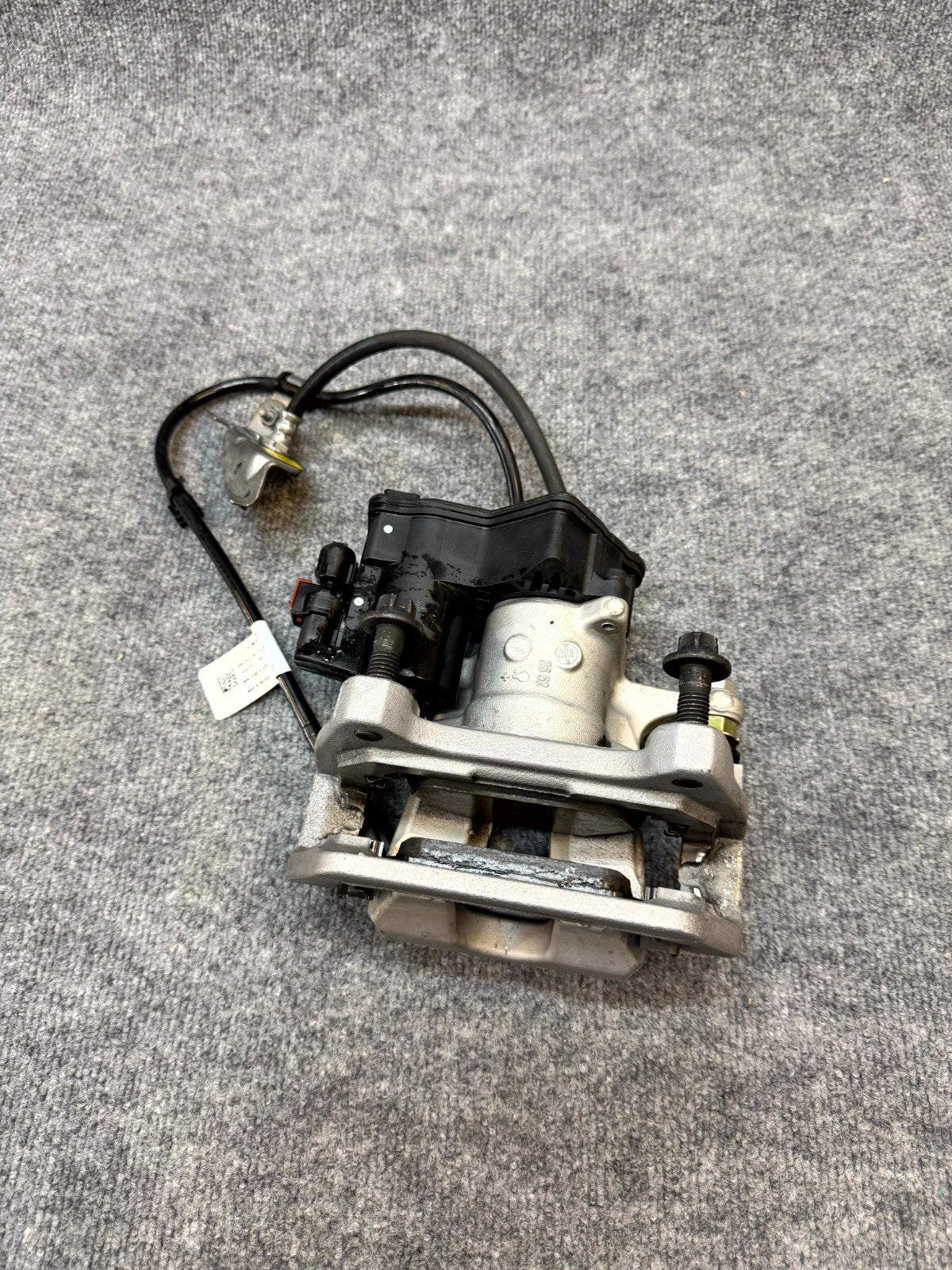 2020 - 2024 TESLA MODEL Y REAR BRAKE CALIPER WITH BREAK LINE OEM, 1044625-00-B