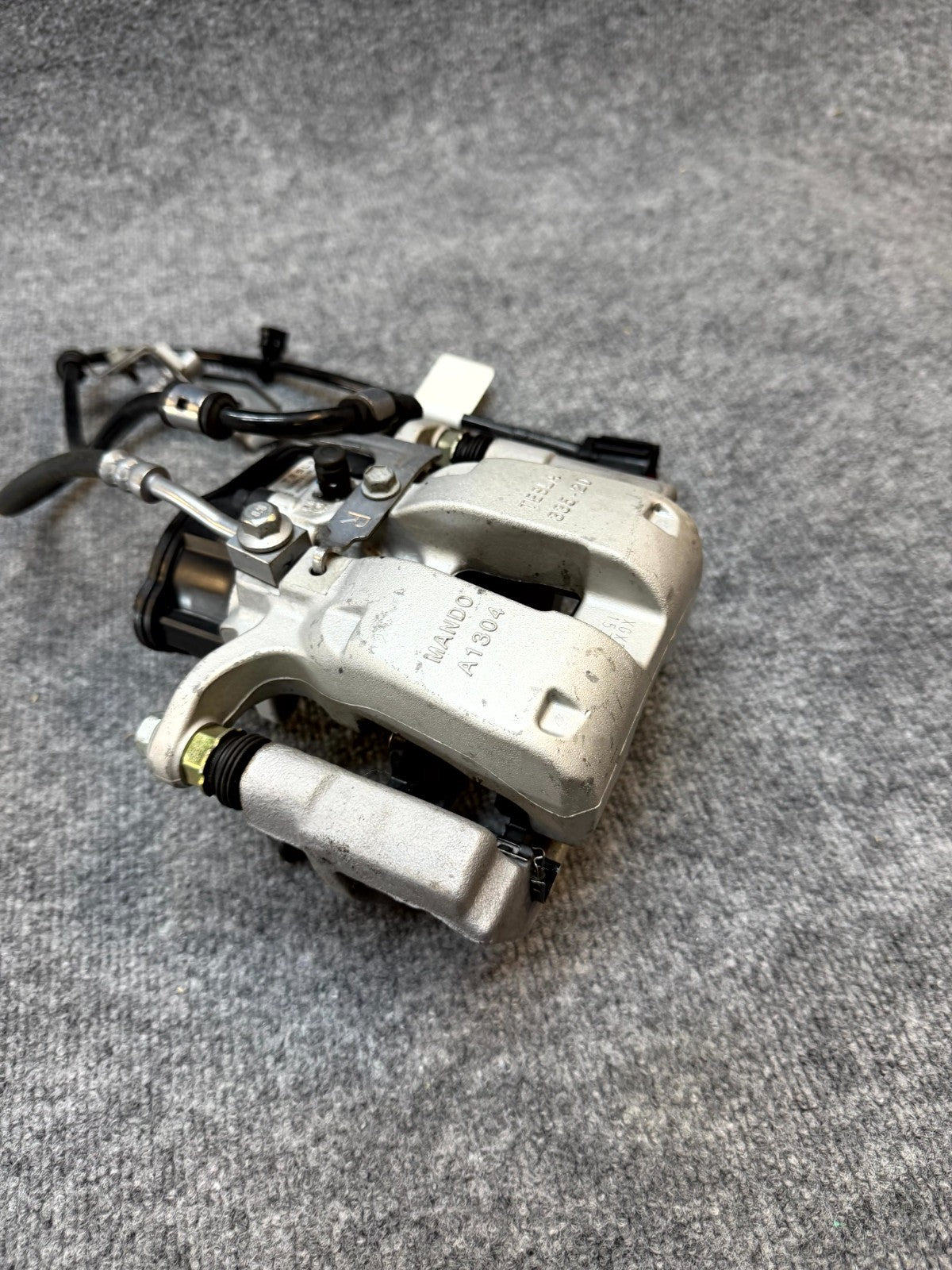 2020 - 2024 TESLA MODEL Y REAR BRAKE CALIPER WITH BREAK LINE OEM, 1044625-00-B