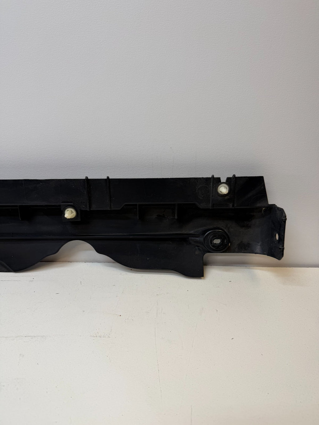 20-24 TESLA MODEL Y LEFT SIDE SKIRT ROCKER PANEL MOLDING CARRIER BRACKET