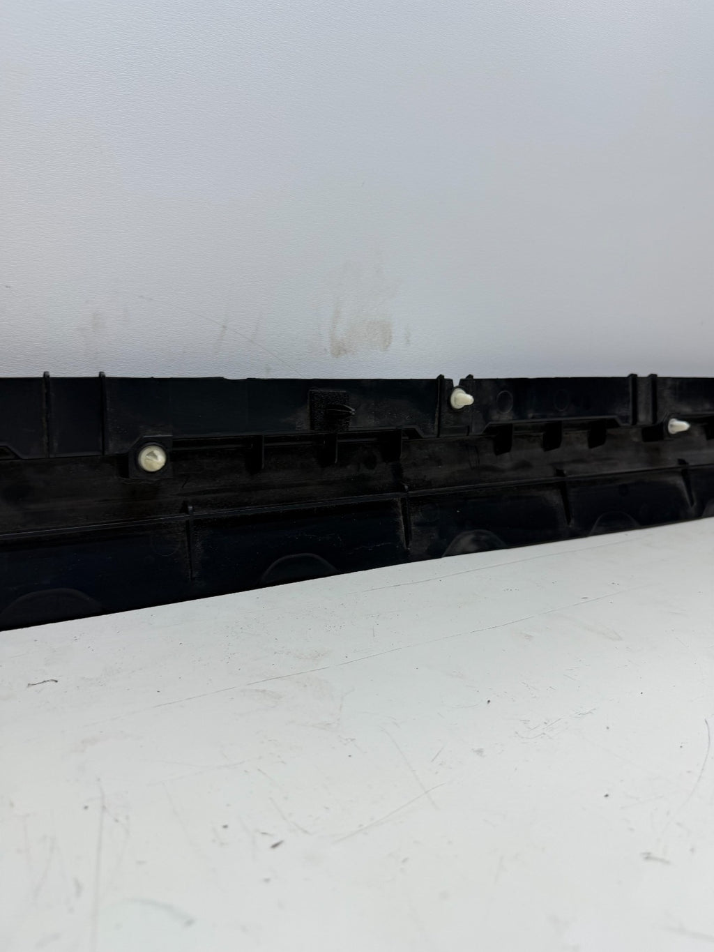 2020-24 TESLA MODEL Y RIGHT SIDE SKIRT ROCKER PANEL MOLDING CARRIER BRACKET