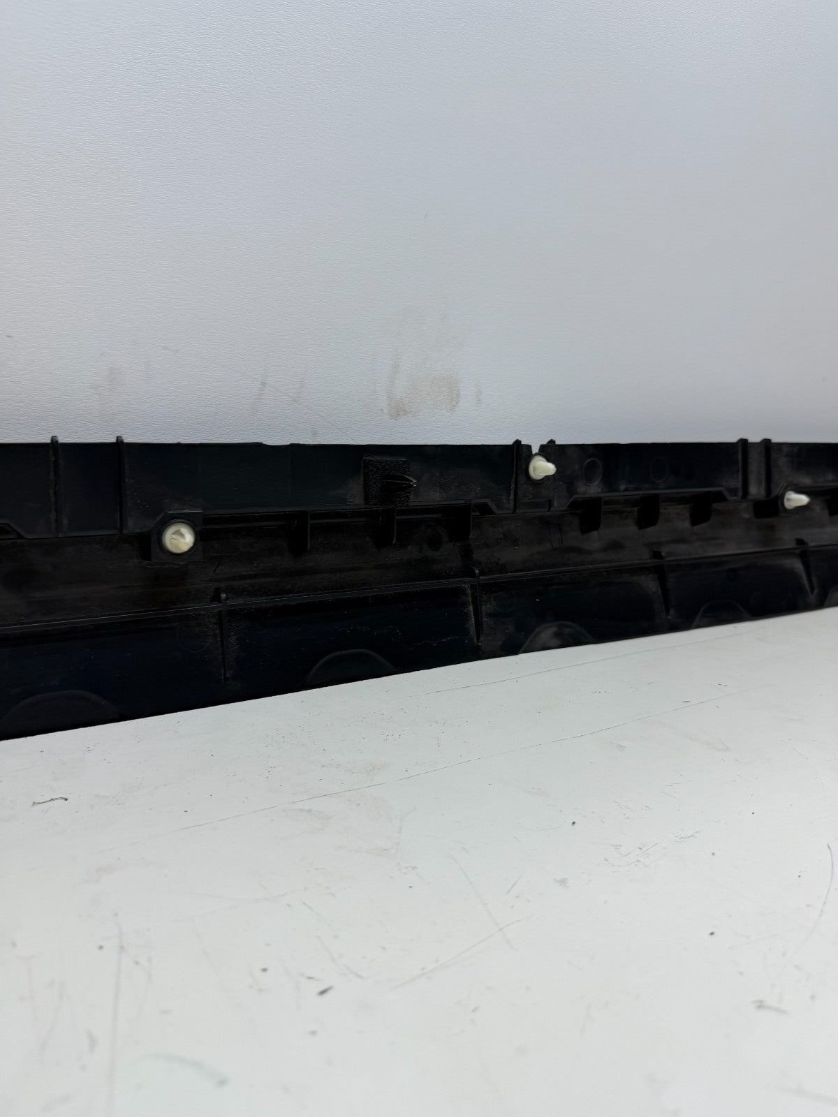 2020-24 TESLA MODEL Y RIGHT SIDE SKIRT ROCKER PANEL MOLDING CARRIER BRACKET