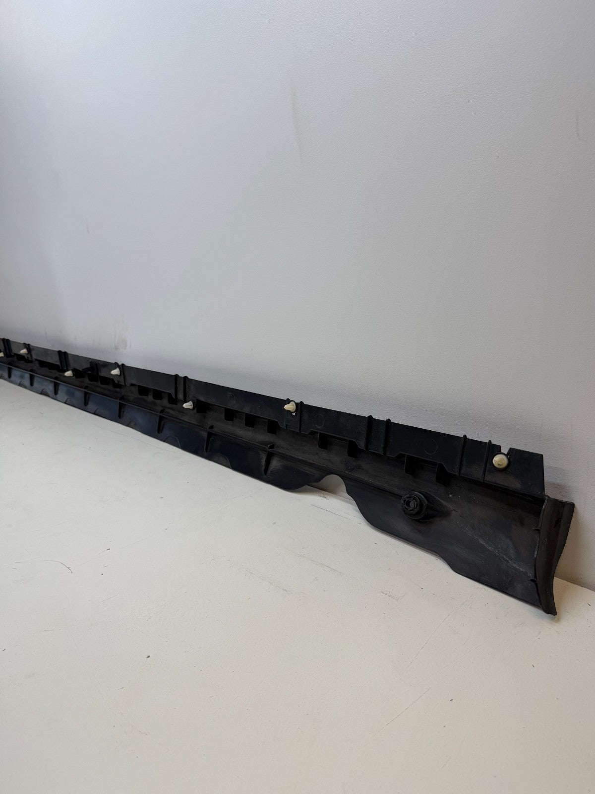2020-24 TESLA MODEL Y RIGHT SIDE SKIRT ROCKER PANEL MOLDING CARRIER BRACKET