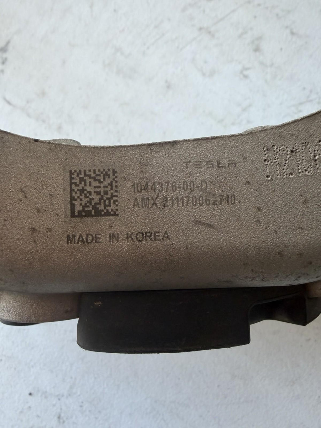 ♦️17–23 TESLA MODEL 3 FRONT RIGHT UPPER STRUT MOUNT BRACKET OEM, 1044037-00-C