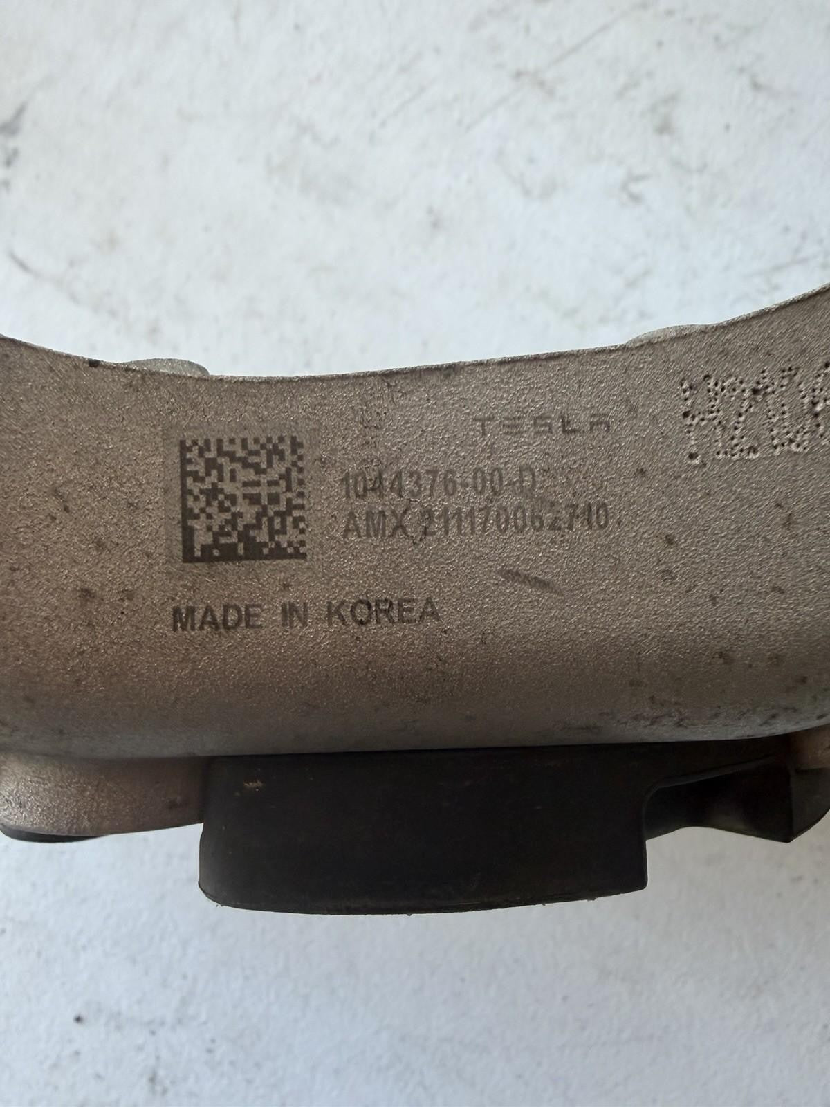 ♦️17–23 TESLA MODEL 3 FRONT RIGHT UPPER STRUT MOUNT BRACKET OEM, 1044037-00-C