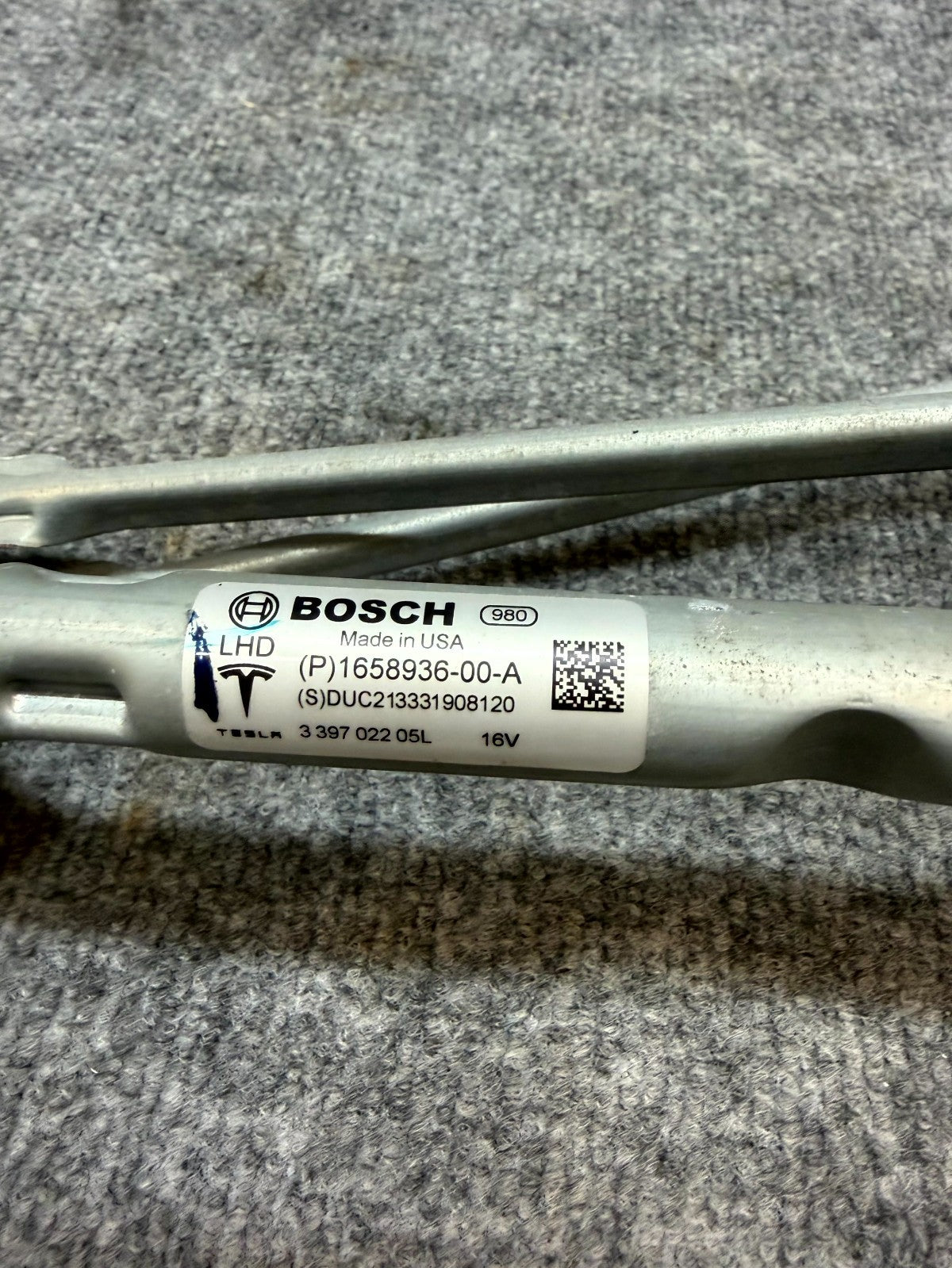 2020-2024 TESLA MODEL Y FRONT WINDSHIELD WIPER LINKAGE W/MOTOR OEM, 1658936-00-A