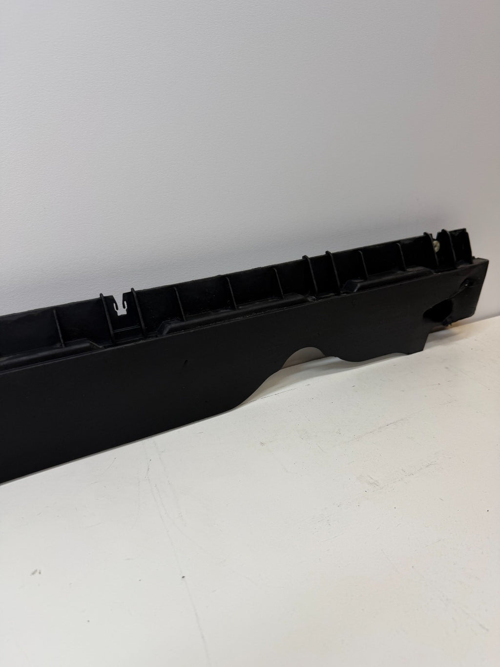2020-24 TESLA MODEL Y RIGHT SIDE SKIRT ROCKER PANEL MOLDING CARRIER BRACKET