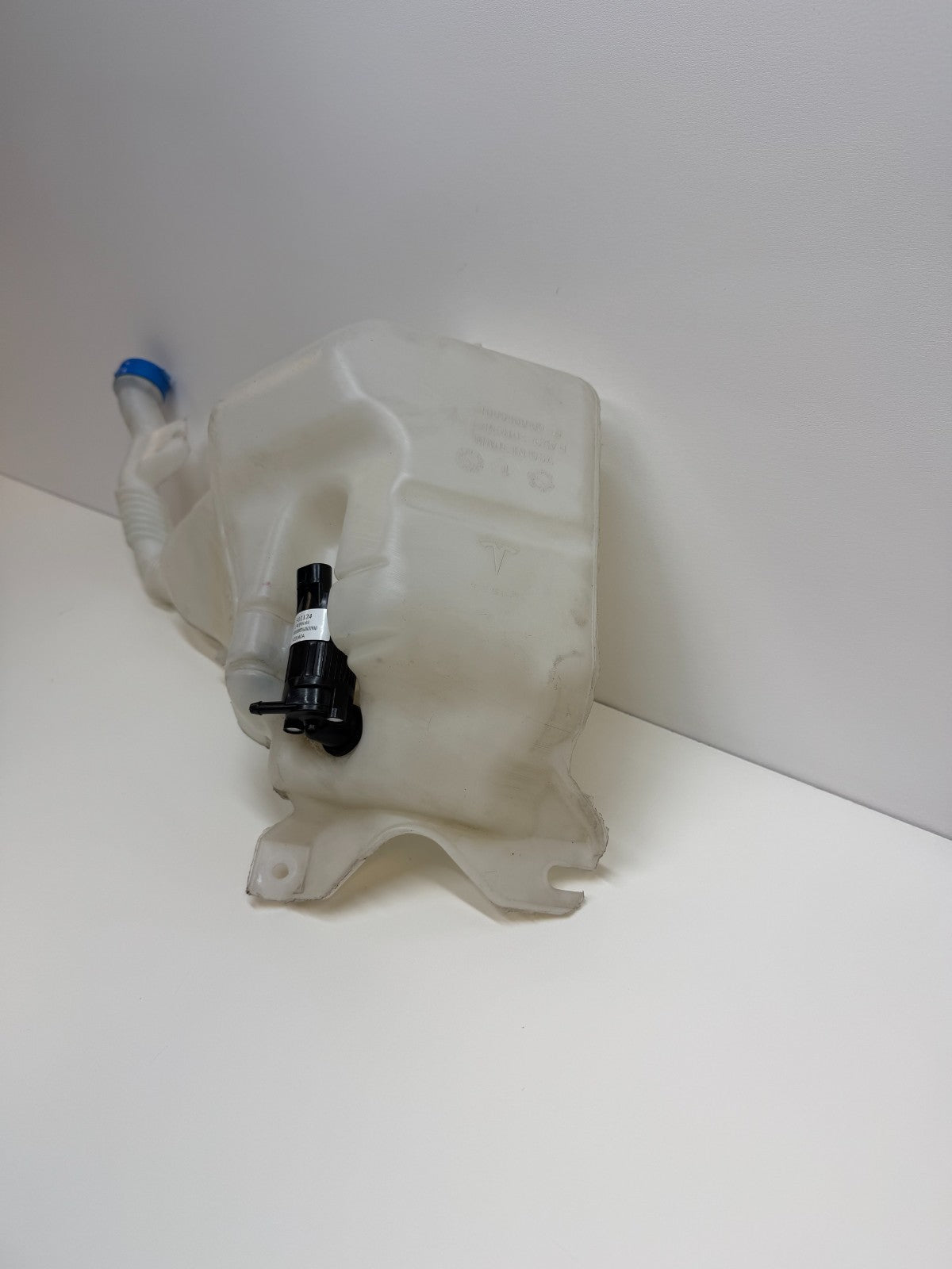 2012-2016 TESLA MODEL S FRONT WINDSHIELD WASHER RESERVOIR TANK 1005400-00-B
