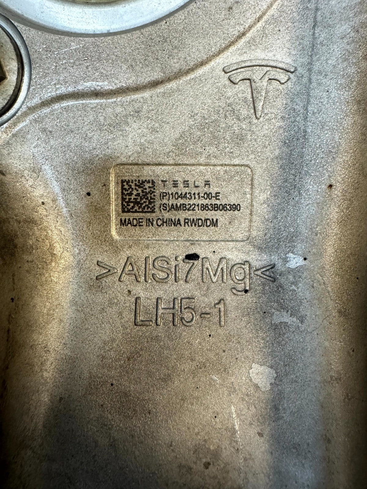 2017 - 2023 TESLA MODEL 3 FRONT LEFT SIDE SPINDLE KNUCKLE HUB OEM, 1044311-00-E