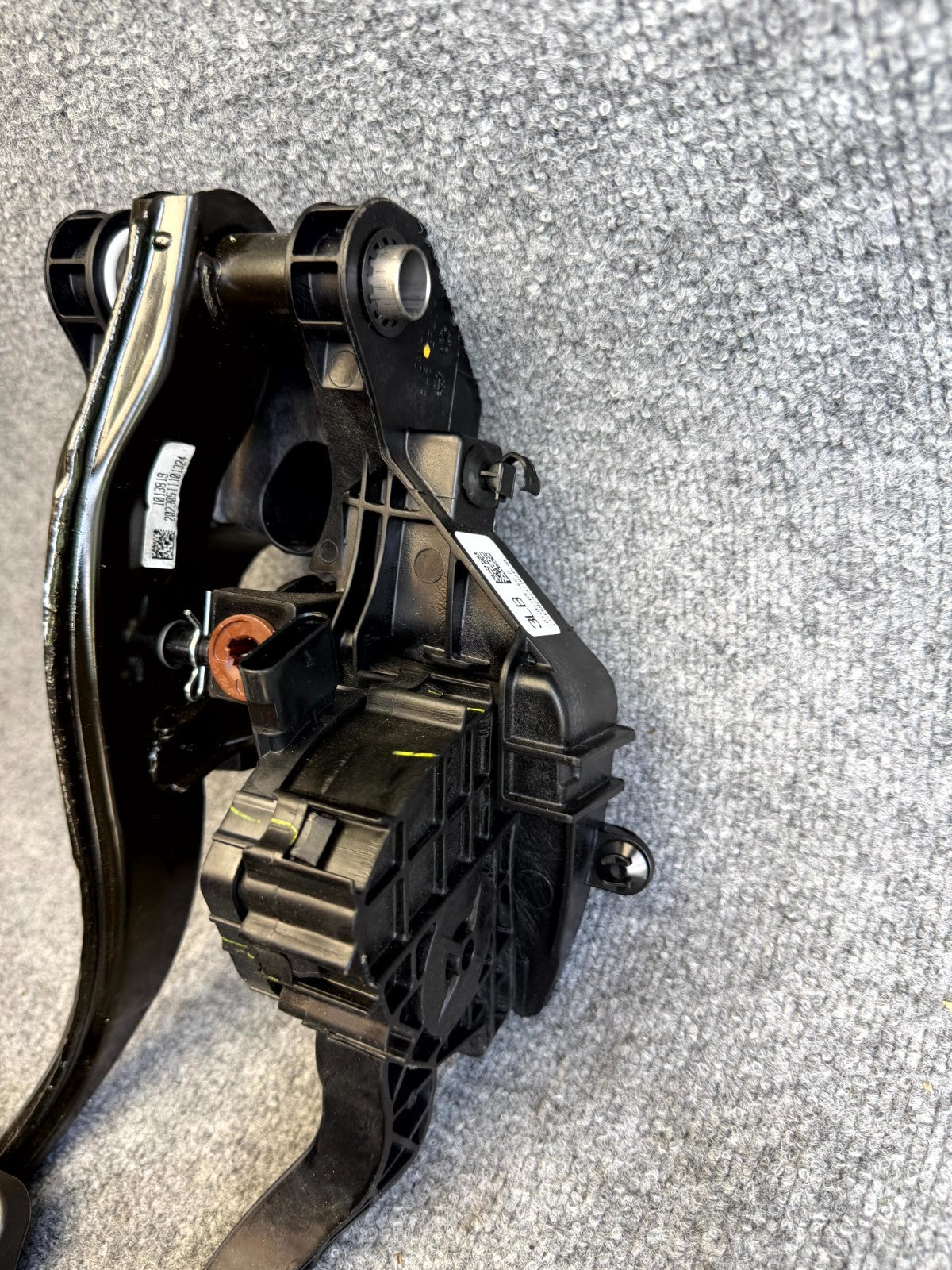2017-2023 TESLA MODEL 3 ACCELERATOR & BRAKE PEDAL SET ASSEMBLY OEM, 1044691-00-D