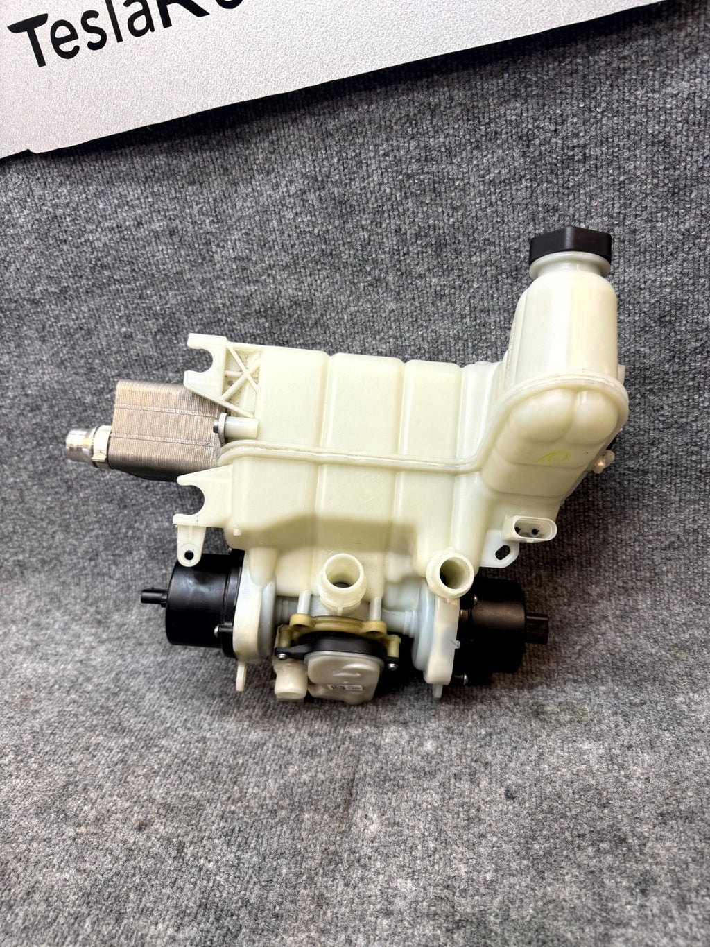 2017 – 2023 TESLA MODEL 3 COOLANT EXPANSION RESERVOIR TANK OEM, 1097016-00-D