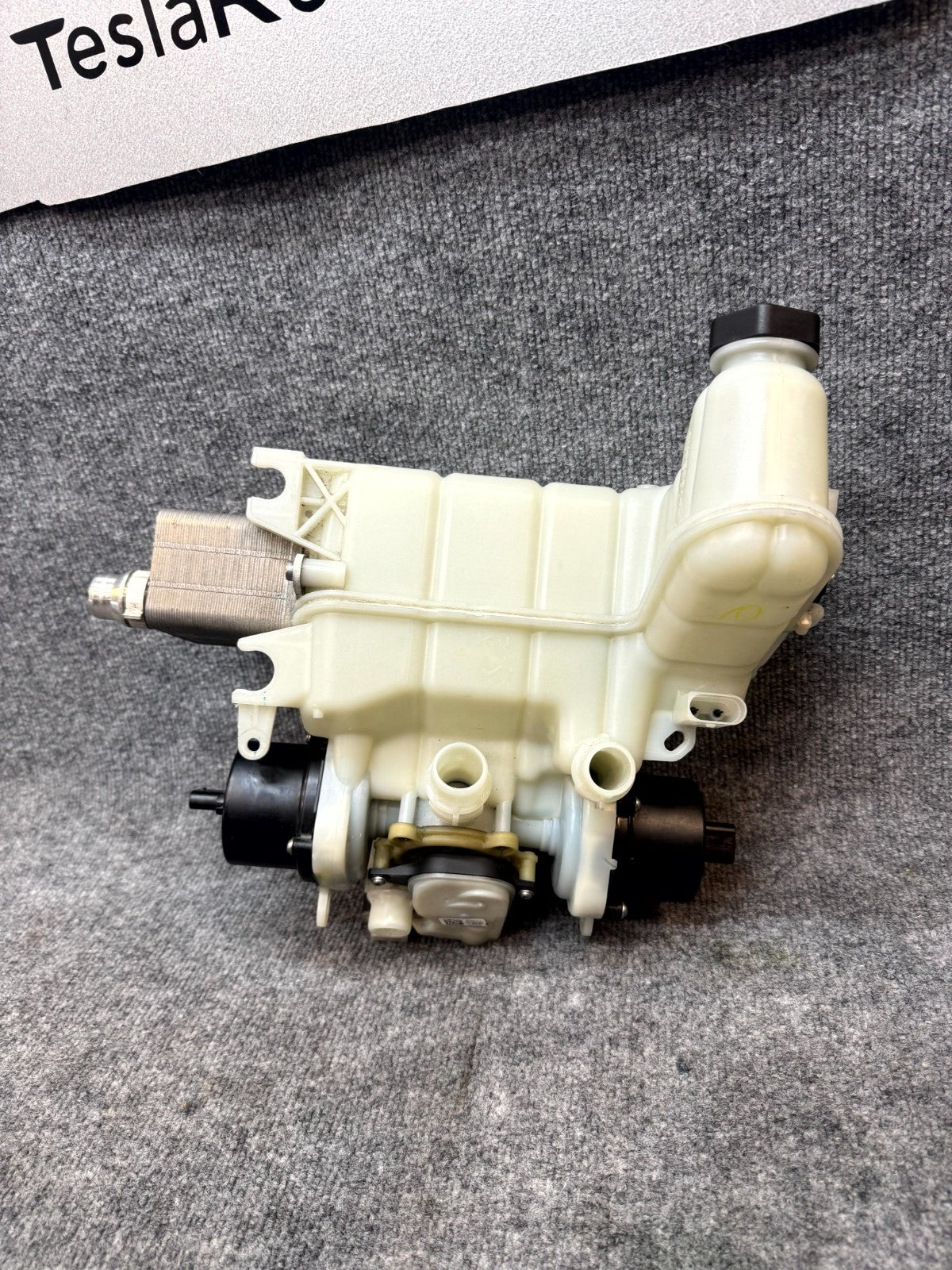 2017 – 2023 TESLA MODEL 3 COOLANT EXPANSION RESERVOIR TANK OEM, 1097016-00-D