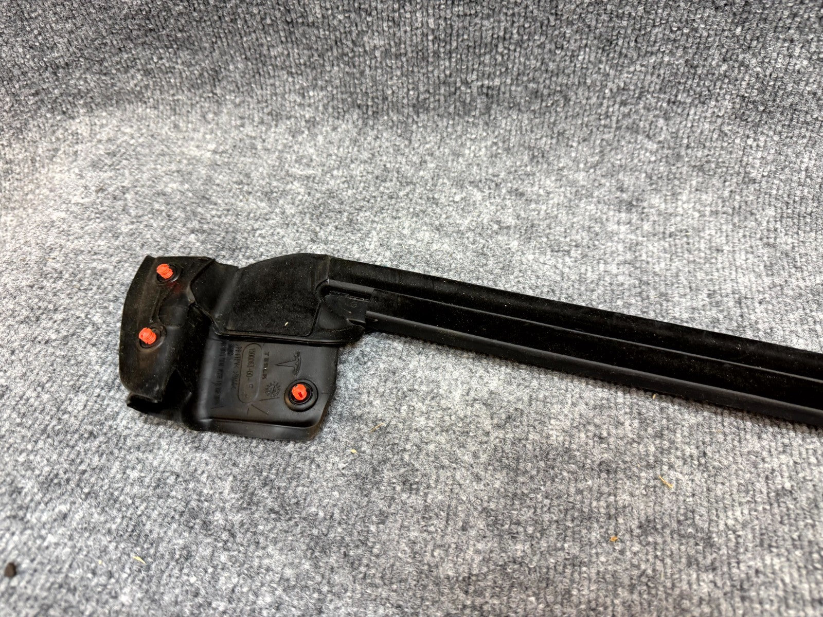 2020-2024 TESLA MODEL Y FRONT RIGHT DOOR WINDOW INNER BELT SEAL OEM, 150006300F