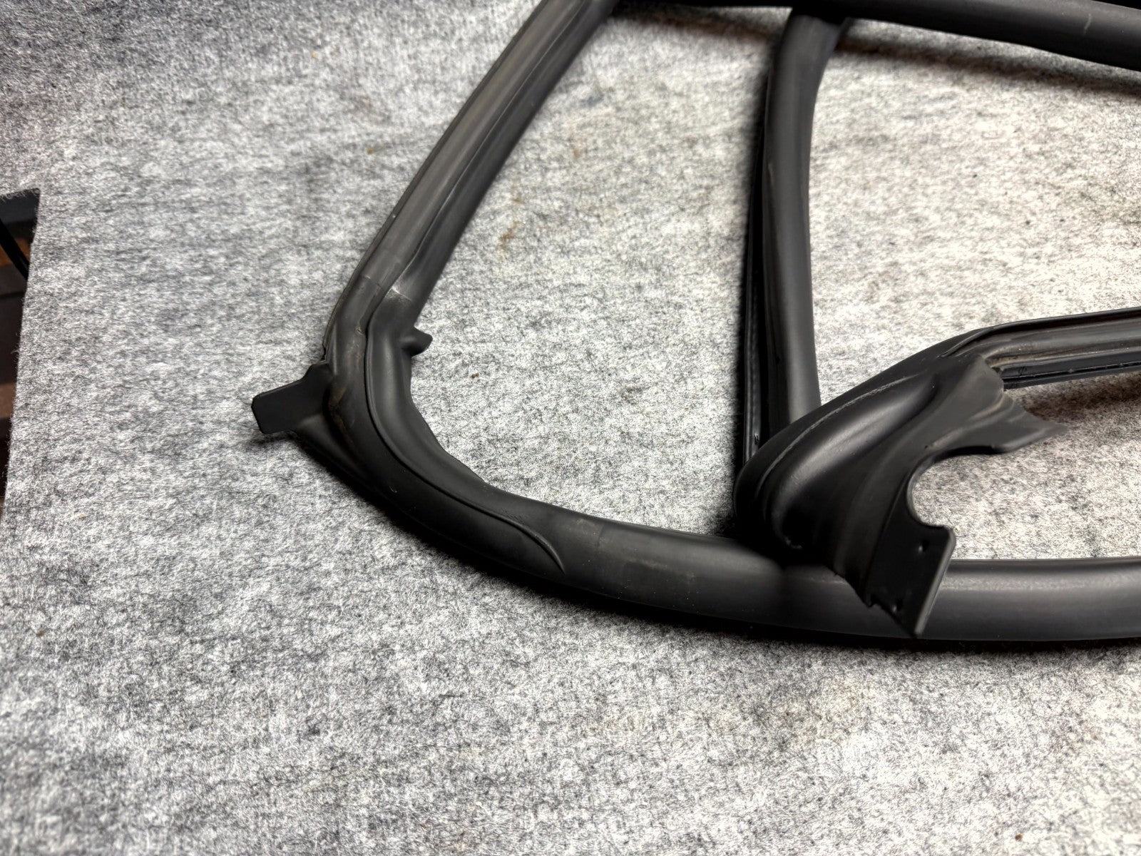 ♦️12-20 TESLA MODEL S REAR RIGHT DOOR WINDOW WEATHERSTRIP SEAL OEM, 1038408-00-A
